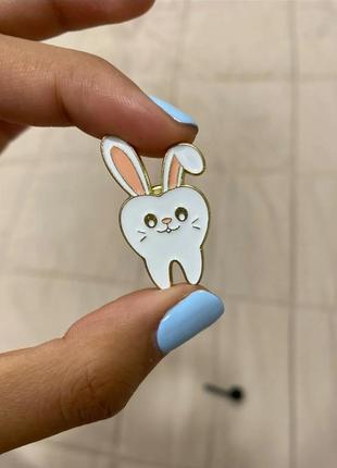 Брошь брошка пин значок зуб зубы зубик кролик зайка заяц металл