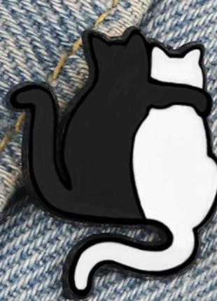 Брошь брошка значок пин кот кошка металл эмаль черный белый обнимает