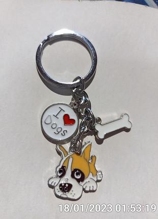 Брелок на ключи металл собака пес порода боксер или бульдог белый с рыжим лежит