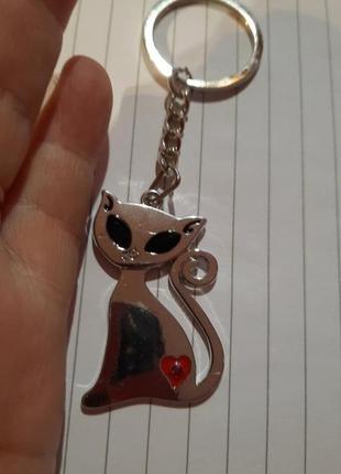 Брелок на ключи металл кот кошка котик на попе сердечко серебристый металл2 фото