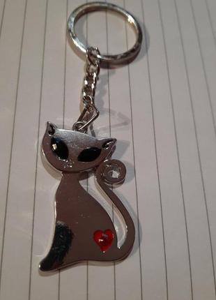 Брелок на ключи металл кот кошка котик на попе сердечко серебристый металл4 фото