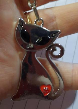 Брелок на ключи металл кот кошка котик на попе сердечко серебристый металл