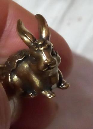 Брелок на ключі кролик заєць метал рік кролика 2023 як фігурка латунь 2 см на 1.5 см