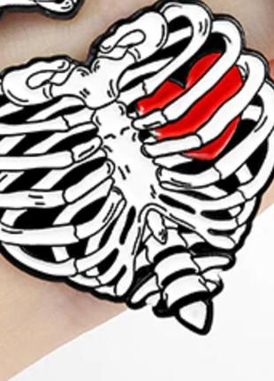 Брошь пин значок металл анатомия скелет грудная клетка ребра как сердце эмаль медицинская