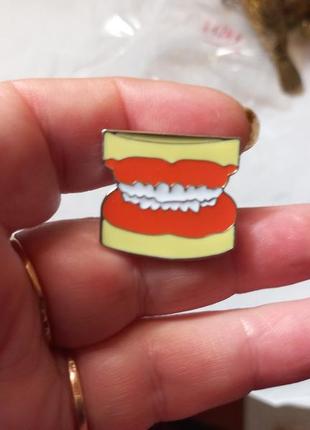 Брошь брошка значок пин имплант зуб зубик челюсть серебристый металл подарок стоматологу6 фото