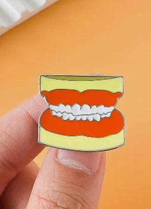 Брошь брошка значок пин имплант зуб зубик челюсть серебристый металл подарок стоматологу3 фото