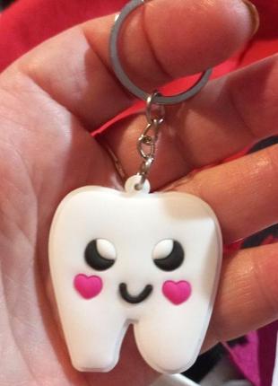 Медицинский брелок резина медицина доктор врач зуб зубик белый резина