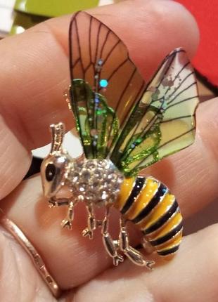 Брошь брошка значок пчела пчелка оса обьемная металл и зеленые крылья пластик