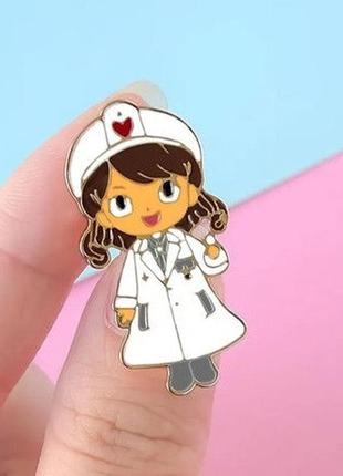 Медична брошка-брашка значок пін-медик лікар медікар медікарня дівчина