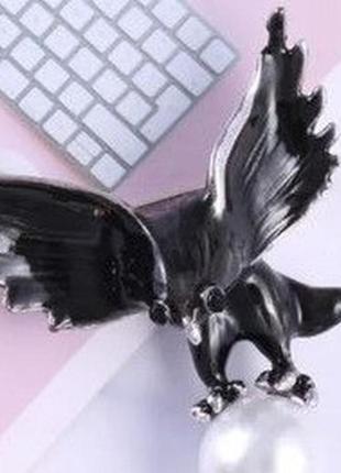Брошка біжутерія брошка метал сріблястий і емаль чорний орел птиця в лапах перлів