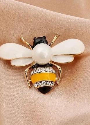 Брошь брошка значок пчела пчелка оса обьемная металл белые крылья жемчуг