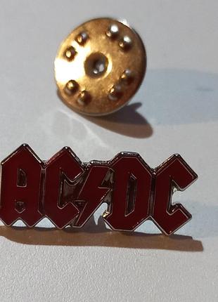 Брошь пин серебристый металл эмаль рок группа эйси диси ac/dc ac dc