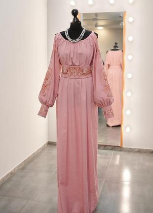 Платье с поясом женское с длинным рукавом - реглан, вышивка - гладь, хлопок, цвет - розовый.