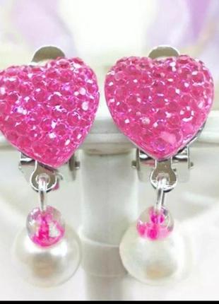 Клипсы серьги сережки (без прокола) металл и пластик сердечки пластик сердце розовое с подвеской бусинка