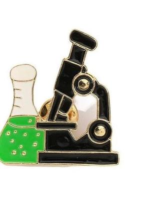 Медична брошка пін значок мікроскоп лабораторія колба зелена