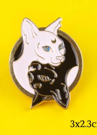 Брошка піктограма пін кішка метал емаль чорний білий інь янь монада
