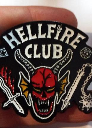 Двойной суперовый пин значок брошь брошка hellfire club2 фото