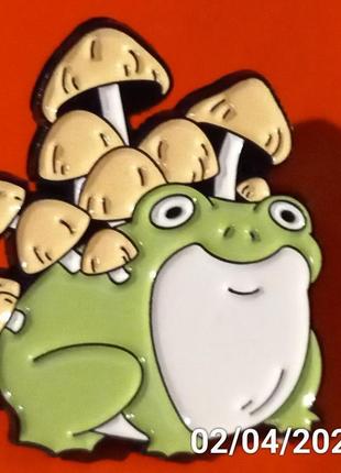 Брошка-брешка значок пін метал зелений жаба в поганках гриби