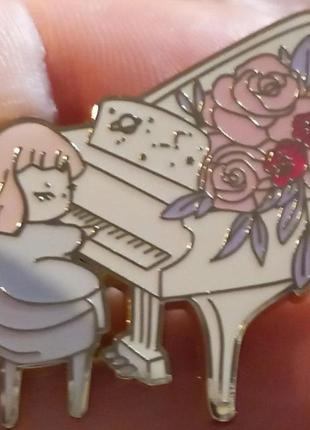 Брошь брошка значок двойной пин девушка девочка музыкант играет белое фортепьяено пианино