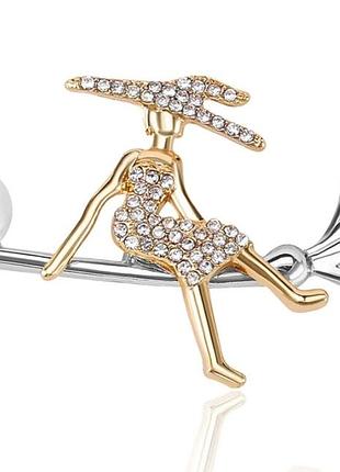 Брошка брошка дівчина капелюха чаклунства летить на мітлі перлів каміння срібляста