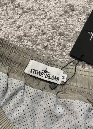 Мужские шорты stone island серебристого цвета7 фото