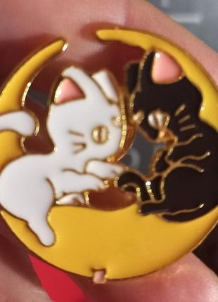 Брошка-брешка значок пін чорний кіт і біла кішка метал емаль на жовтій місяці