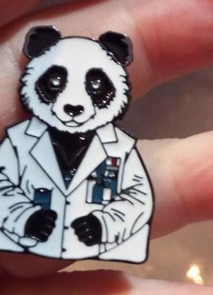Брошь брошка значок пин медведь мишка панда доктор в белом халате  металл эмаль врач