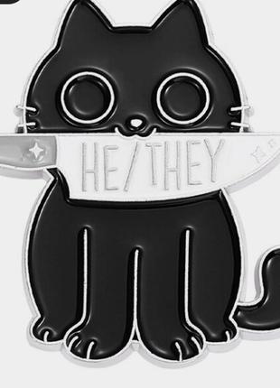 Брошь брошка пин значок черный кот кошка нож металл эмаль he- they
