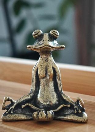 Фигурка статуэтка сувенир латунная металл латунь лягушка жаба йога поза лотос медитирует медитация