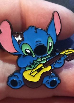 Брошка брошь пин значок металл stitch стич пришелец инопланетянин играет на гитаре