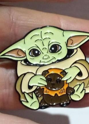 Брошка брошь пин значок металл малыш йода yoda с игрушкой пришелец инопланетянин крутой