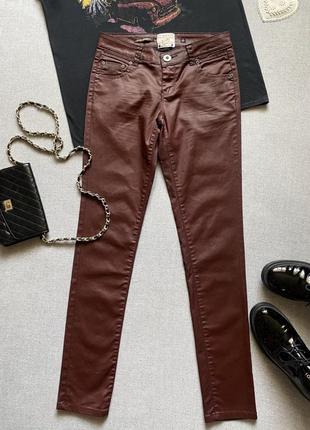 Джинсы брюки из эко кожи parisian бордовые размер м5 фото