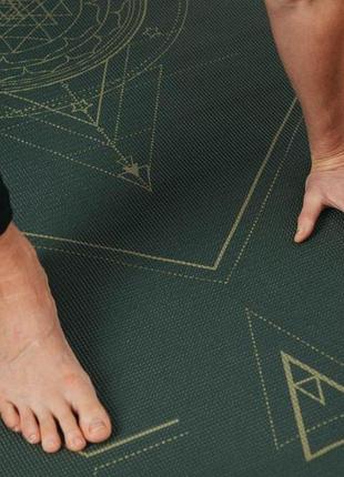 Коврик для йоги bodhi leela yantralign — янтра forest green 183x60x0.4 см
