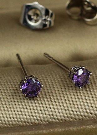 Серьги гвоздики xuping jewelry фиолетовые камешки на шесть креплений 4 мм  серебристые1 фото