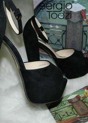 Стильные фирменные босоножки черного цвета на высоком каблуке3 фото