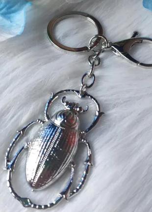 Брелок на ключи оберег на удачу жук скарабей насекомое крупный цвет-серебристый 5см