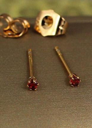 Серьги гвоздики xuping jewelry красные камешки 2 мм золотистые