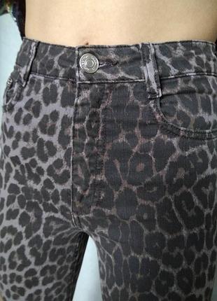Zara актуальные джинсы с высокой талией c леопардовым принтом/mom /skinny/slim