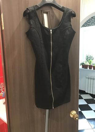 Платье обтягивающее с замочком, молнией