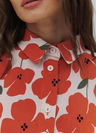 Блузка з гострим коміром світло-бежева з помаранчевими квітами3 фото