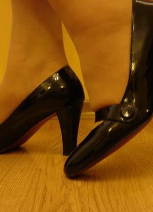 Лакові шкіряні туфлі.