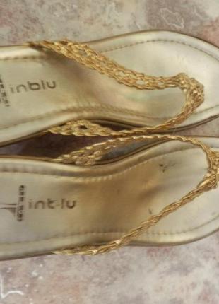 Босоножки-шлепанцы