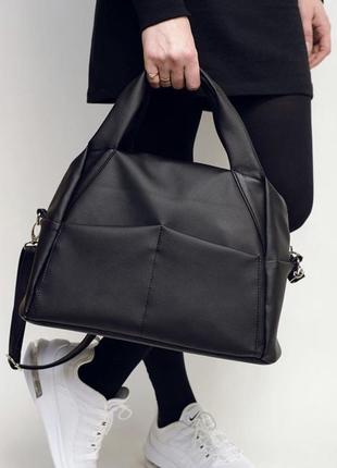 Удобная большая женская сумка черная кросс-боди с двумя ручками и ремешком через плечо4 фото