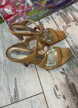 Літні босоніжки laura biagiotti