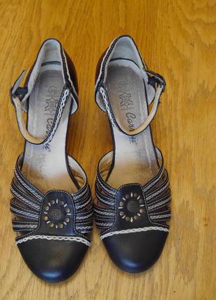 Босоніжки шкіряні розмір 39 стелька 26,1 см carron