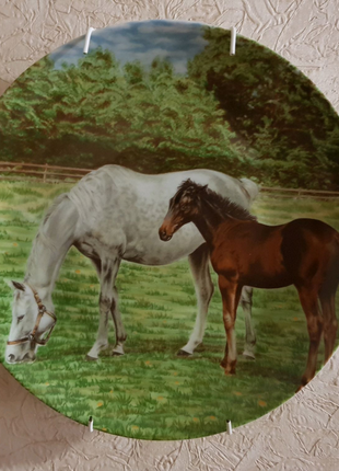 Продам німецьку, декоративну, фарфорову тарілку з кіньми.
