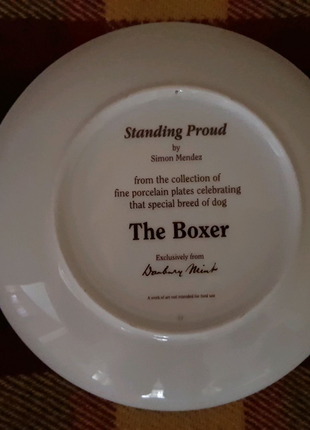 Продам фарфоровую тарелку с изображением немецкого боксёра.