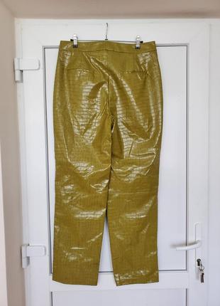 Шикарные брендовые брюки "под кожу" оливкового цвета вискоза3 фото