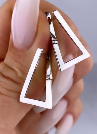 Модні срібні сережки трикутники в стилі мінімалізм