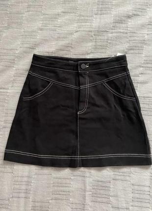 Черная джинсовая юбка короткая мини с белыми швами1 фото